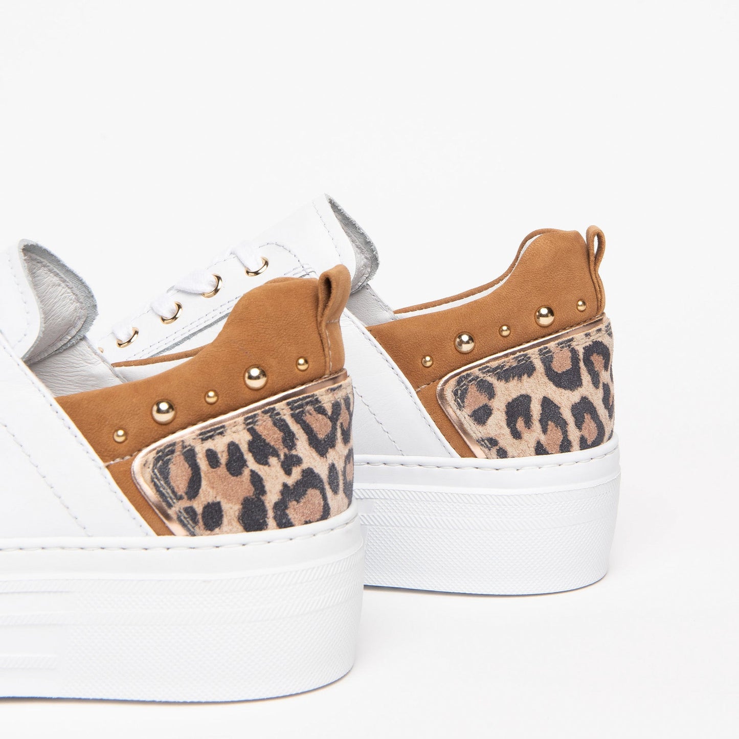 Scarpe da ginnastica leopardate bianche